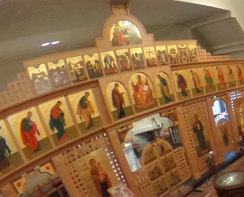 Détail de l'iconostase : icônes des apôtres et de la Mère de Dieu sur fond d'or